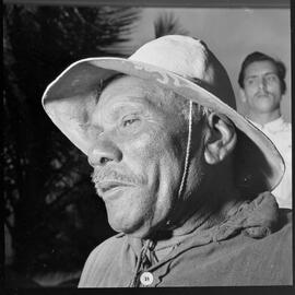 Fotografia "Jangadeiros Cearenses na redação de Última Hora" ([Local n/d] , [Data n/d]) [negativo]. / Fotógrafo(a): [Autoria n/d].  -- ITEM-0001.