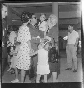 Fotografia "FAB PARA O CONGO; AERONAUTICA [AERONÁUTICA] = (FAB) Novos oficiais da FAB partem para o Congo Belga em Missão de Paz chefiados pelo Major Aviador Helio Campos" ([Local n/d] , 1961) [negativo]. / Fotógrafo(a): L. SANTOS.  -- ITEM-0011.