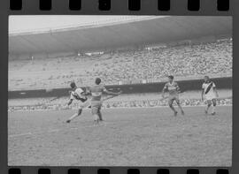 Fotografia "CAMPEONATO CARIOCA DE PROFISSIONAIS DE 1963' (1º Turno) Jogo Vasco da Gama x Olaria (1 x 0) no Maracanã" ([Local n/d] , 1963) [negativo]. / Fotógrafo(a): Demócrito; Ribeiro.  -- ITEM-0053.