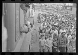 Fotografia "Conflitos' Conflitos - Passeatas - Polícia militar agride povo na Leopoldina - á favor das reformas de bases" ([Local n/d] , 1963) [negativo]. / Fotógrafo(a): Paulo; Venê; André; Alvaro; Pinto.  -- ITEM-0042.