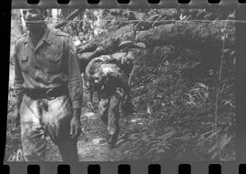 Fotografia "DESAPARECIMENTO DO MÉDICO NO PICO DE PAPAGAIO Família perdida na mata (Dr. Newto Batista dos Santos, que estava desaparecido com seus filhos Caio Cesar e Lia Lucia no Pico de Papagaio)" ([Local n/d] , 1963) [negativo]. / Fotógrafo(a): Adyr; Rodolpho.  -- ITEM-0011.