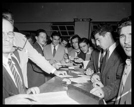 Fotografia "Esporte - Futebol - chegada dos jogadores argentinos" ([Local n/d] , [Data n/d]) [negativo]. / Fotógrafo(a): [Autoria n/d].  -- ITEM-0003.