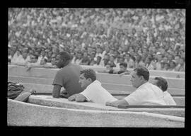 Fotografia "FUTEBOL = 'CAMPEONATO CARIOCA DE PROFISSIONAIS' Jogo Flamengo x Botafogo (3 x 1), America x Portuguesa (2 x 1), Madureira x Bangu (1 x 2), C. Grande x S. Cristovão (1 x 0) e C. Rio x Olaria (1 x 7), Reportagem de Esporte" ([Local n/d] , 1963) [negativo]. / Fotógrafo(a): Equipe.  -- ITEM-0219.