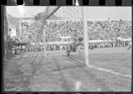 Fotografia "CAMPEONATO CARIOCA DE PROFISSIONAIS DE 1963 (1º TURNO) Jogos - Campeonato Carioca. Flamengo x Madureira (5 x 0) - Vasco x América (2 x 0) e Fluminense x Portuguesa (1 x 1). e Peter Kedzierski, homem voador dos EUA, (Vôo)" ([Local n/d] , 1963) [negativo]. / Fotógrafo(a): Equipe.  -- ITEM-0064.