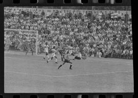 Fotografia "Campeonato Carioca de Profissionais de 63 (1° Turno) Esporte - jogo Fluminense (1 x 0) Bonsucesso" ([Local n/d] , 1963) [negativo]. / Fotógrafo(a): Democrito.  -- ITEM-0107.