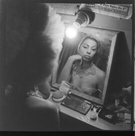 Fotografia "ROSITA LOPES; LOPES..Rosita..vedete - poses diversas" ([Local n/d] , 1961) [negativo]. / Fotógrafo(a): Mera.  -- ITEM-0002.