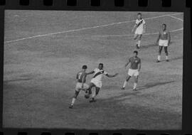 Fotografia "CAMPEONATO CARIOCA DE PROFISSIONAIS DE 1963 (1º TURNO) Jogos - Campeonato Carioca. Flamengo x Madureira (5 x 0) - Vasco x América (2 x 0) e Fluminense x Portuguesa (1 x 1). e Peter Kedzierski, homem voador dos EUA, (Vôo)" ([Local n/d] , 1963) [negativo]. / Fotógrafo(a): Equipe.  -- ITEM-0054.