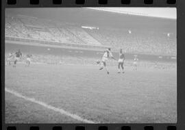 Fotografia "CAMPEONATO CARIOCA DE PROFISSIONAIS DE 1963 (1º TURNO) Jogos - Campeonato Carioca. Flamengo x Madureira (5 x 0) - Vasco x América (2 x 0) e Fluminense x Portuguesa (1 x 1). e Peter Kedzierski, homem voador dos EUA, (Vôo)" ([Local n/d] , 1963) [negativo]. / Fotógrafo(a): Equipe.  -- ITEM-0031.