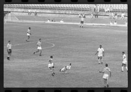 Fotografia "CAMPEONATO CARIOCA DE PROFISSIONAIS DE 1963' (1º Turno) Jogo Bangú x S. Cristovão (3 x 0)" ([Local n/d] , 1963) [negativo]. / Fotógrafo(a): Rodolfo.  -- ITEM-0019.