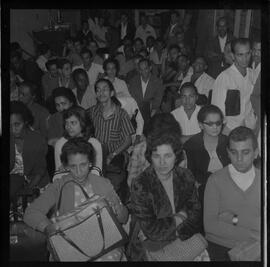 Fotografia "SINDICATO DE TRABALHADORES NA INDÚSTRIA DE CALÇADOS; 'SINDICATO DOS TRABALHADORES NA INDÚSTRIA DE SAPATOS' Sindicato de Trabalhadores da Indústria de Sapatos (Assembléia)" ([Local n/d] , 1963) [negativo]. / Fotógrafo(a): Roberto.  -- ITEM-0001.