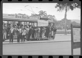 Fotografia "Conflitos' Conflitos - Passeatas - Polícia militar agride povo na Leopoldina - á favor das reformas de bases" ([Local n/d] , 1963) [negativo]. / Fotógrafo(a): Paulo; Venê; André; Alvaro; Pinto.  -- ITEM-0001.