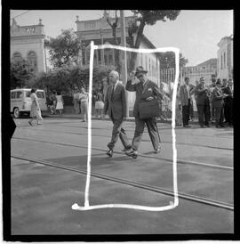 Fotografia "Helio Fernandes na P.E. (Chegada dos advogados, Prado Keli e Prudente de Morais Neto e o presidente do inquérito militar o Gal. Crisanto Figueiredo de Miranda" ([Local n/d] , 1963) [negativo]. / Fotógrafo(a): Rodolfo.  -- ITEM-0010.