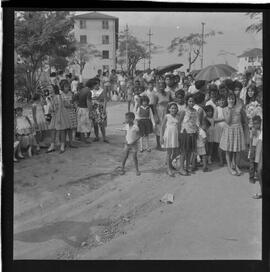 Fotografia "Rept. s/ Tifo e Difeteria c/ Wilson C.; 'CONJUNTO PROLETÁRIO DE DEL CASTILHO DO IAPI' Reportagem s/ 'Tifo' (Vacinação contra o tifo, aos moradores do Conjunto Proletário de Del Castilho do IAPI), Reportagem de Wilson Corrêa" ([Local n/d] , 1963) [negativo]. / Fotógrafo(a): Méra.  -- ITEM-0009.