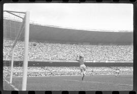 Fotografia "Jogos Campeonato Carioca; 'CAMPEONATO CARIOCA DE 1963' de PROFISSIONAIS (1º Turno) Jogos Vasco x Fluminense (3 x 1) Botafogo x Canto do Rio (3 x 0) America x Madureira (5 x 2) e Olaria x Portuguesa, Reportagem de Esporte" ([Local n/d] , 1963) [negativo]. / Fotógrafo(a): Equipe.  -- ITEM-0074.