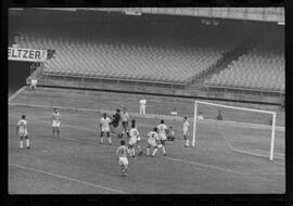 Fotografia "CAMPEONATO CARIOCA DE PROFISSIONAIS DE 1963' (1º Turno) Jogo Bangú x S. Cristovão (3 x 0)" ([Local n/d] , 1963) [negativo]. / Fotógrafo(a): Rodolfo.  -- ITEM-0027.