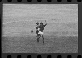 Fotografia "FUTEBOL = 'CAMPEONATO CARIOCA DE PROFISSIONAIS' Jogo Flamengo x Botafogo (3 x 1), America x Portuguesa (2 x 1), Madureira x Bangu (1 x 2), C. Grande x S. Cristovão (1 x 0) e C. Rio x Olaria (1 x 7), Reportagem de Esporte" ([Local n/d] , 1963) [negativo]. / Fotógrafo(a): Equipe.  -- ITEM-0241.