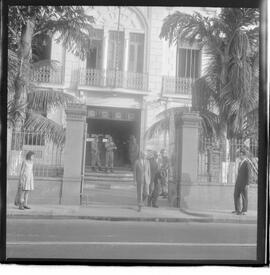 Fotografia "Caso Hélio Fernandes - visitas dos advogados de seus advogados Prado Kelli e Prudente de Morais Neto e sua esposa Sra. Rosinha Fernandes e seu irmão Millor Fernandes, no Quartel da PM), Reportagem de Nelson Silva" ([Local n/d] , 1963) [negativo]. / Fotógrafo(a): Alvaro.  -- ITEM-0014.