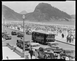 Fotografia "Praias - Rio de Janeiro (praia do Leme), Reportagem Geral" ([Local n/d] , [Data n/d]) [negativo]. / Fotógrafo(a): Jean Manzon.  -- ITEM-0003.