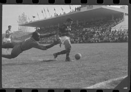 Fotografia "CAMPEONATO CARIOCA DE PROFISSIONAIS DE 1963 (1º TURNO) Jogos - Campeonato Carioca. Flamengo x Madureira (5 x 0) - Vasco x América (2 x 0) e Fluminense x Portuguesa (1 x 1). e Peter Kedzierski, homem voador dos EUA, (Vôo)" ([Local n/d] , 1963) [negativo]. / Fotógrafo(a): Equipe.  -- ITEM-0069.