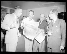Fotografia "Visita de um jornalista suíço ao jornal 'Última Hora'" ([Local n/d] , [Data n/d]) [negativo]. / Fotógrafo(a): Hélio Santos.  -- ITEM-0001.