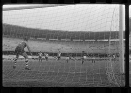 Fotografia "CAPEONATO [CAMPEONATO] CARIOCA DE 1963' (PROFISSIONAIS) (1º Turno) Jogo Famengo [Flamengo] x Campo Grande (5 x 0); Jogo Flamengo e Campo Grande, Reportagem de Esporte" ([Local n/d] , 1963) [negativo]. / Fotógrafo(a): Ribeiro; Demócrito.  -- ITEM-0020.