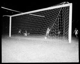 Fotografia "Esporte - Futebol" ([Local n/d] , [Data n/d]) [negativo]. / Fotógrafo(a): [Autoria n/d].  -- ITEM-0005.