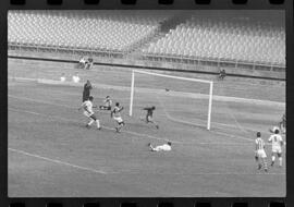 Fotografia "CAMPEONATO CARIOCA DE PROFISSIONAIS DE 1963' (1º Turno) Jogo Bangú x S. Cristovão (3 x 0)" ([Local n/d] , 1963) [negativo]. / Fotógrafo(a): Rodolfo.  -- ITEM-0016.