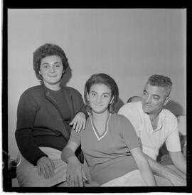 Fotografia "Reportagem 'UH' Entrevista com o técnico Tim do Bangu (em companhia de sua família em sua residência), Reportagem de Geraldo Escobar" ([Local n/d] , 1963) [negativo]. / Fotógrafo(a): Demócrito Bezerra.  -- ITEM-0004.