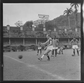 Fotografia "Rep c/ Treino do fluminense, em Laranjeiras; FUTEBOL = FLUMINENSE TREINA MANOEL PARA SUBSTITUIR VALDO" ([Local n/d] , 1961) [negativo]. / Fotógrafo(a): Democrito.  -- ITEM-0006.