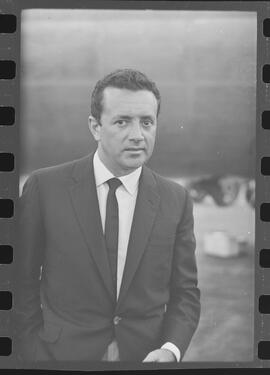 Fotografia "Vic Damone; DAMONE.. Vic.. chegada" ([Local n/d] , 1961) [negativo]. / Fotógrafo(a): [Autoria n/d].  -- ITEM-0001.