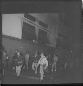 Fotografia "Sindicado dos Têxteis' Passeata do protesto - do Sindicato dos Têxteis, Reportagem de Oscar" ([Local n/d] , 1963) [negativo]. / Fotógrafo(a): Paulo André.  -- ITEM-0015.