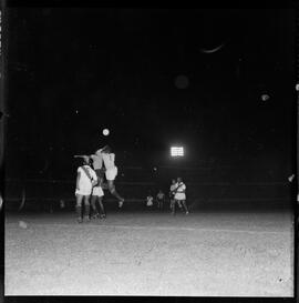 Fotografia "Futebol - Brasil x Paraguai" ([Local n/d] , [Data n/d]) [negativo]. / Fotógrafo(a): Equipe.  -- ITEM-0016.