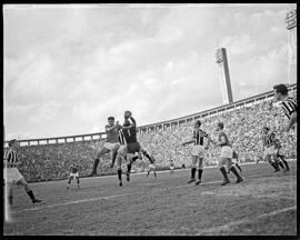 Fotografia "Esporte - futebol - jogo em São Paulo" ([Local n/d] , [Data n/d]) [negativo]. / Fotógrafo(a): [Autoria n/d].  -- ITEM-0003.