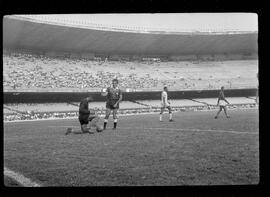 Fotografia "FLUMINENSE X BONSUCESSO; 'CAPEONATO [CAMPEONATO] CARIOCA DE FUTEBOL PROFISSIONAIS' Jogo no Maracanã - Fluminense x Bonsucesso (3x0), sendo que este jogo foi anulado devido a irregularidade havida), Reportagem de Esporte" ([Local n/d] , 1963) [negativo]. / Fotógrafo(a): Demócrito; Ribeiro.  -- ITEM-0014.