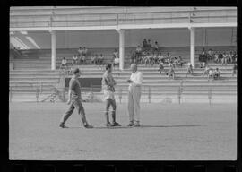 Fotografia "FLUMINENSE F.C.' Treino do Fluminense, Reportagem de Esporte" ([Local n/d] , 1963) [negativo]. / Fotógrafo(a): Democrito.  -- ITEM-0009.