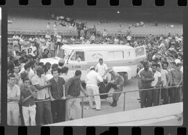 Fotografia "FLUMINENSE X BONSUCESSO; 'CAPEONATO [CAMPEONATO] CARIOCA DE FUTEBOL PROFISSIONAIS' Jogo no Maracanã - Fluminense x Bonsucesso (3x0), sendo que este jogo foi anulado devido a irregularidade havida), Reportagem de Esporte" ([Local n/d] , 1963) [negativo]. / Fotógrafo(a): Demócrito; Ribeiro.  -- ITEM-0068.