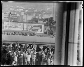 Fotografia "Transportes Coletivos - R.J., bondes, passageiros, etc., Reportagem Geral" ([Local n/d] , [Data n/d]) [negativo]. / Fotógrafo(a): Equipe.  -- ITEM-0001.