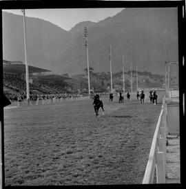 Fotografia "Turf. Hipódromo da Gávea; 'TURFE' Reportagem e Turf, no Hipódromo da Gávea (Carreiras e Daniel Fontoura, repórter de turfe de UH com turfistas), Reportagem de Wilson Nascimento" ([Local n/d] , 1963) [negativo]. / Fotógrafo(a): Diniz.  -- ITEM-0009.