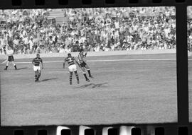 Fotografia "FUTEBOL = 'CAMPEONATO CARIOCA DE PROFISSIONAIS' Jogo Flamengo x Botafogo (3 x 1), America x Portuguesa (2 x 1), Madureira x Bangu (1 x 2), C. Grande x S. Cristovão (1 x 0) e C. Rio x Olaria (1 x 7), Reportagem de Esporte" ([Local n/d] , 1963) [negativo]. / Fotógrafo(a): Equipe.  -- ITEM-0056.