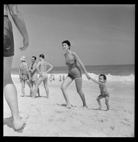 Fotografia "Praia de Copacabana, Reportagem Geral" ([Local n/d] , [Data n/d]) [negativo]. / Fotógrafo(a): Equipe.  -- ITEM-0015.