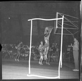 Fotografia "CAMP. BRAS. BASQUETE; 'BASQUETE = CAMPEONATO BRASILEIRO RALIZADO [REALIZADO] EM BRASÍLIA. BRASÍLIA - Campeonato Brasileiro de Basquete (Fases de jogos)" ([Local n/d] , 1963) [negativo]. / Fotógrafo(a): Neville.  -- ITEM-0006.