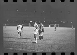 Fotografia "Futebol; 'FUTEBOL = LIBERTADORES DAS AMÉRICAS' Botafogo x Alianza de Lima (2 x 1) (Fases do jogo realizado no Maracanã)" ([Local n/d] , 1963) [negativo]. / Fotógrafo(a): Demócrito.  -- ITEM-0050.