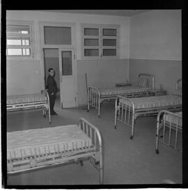 Fotografia "Calamidades em hospitais da [G.P.] rep. para IB Teixeira; 'HOSPITAL PEDRO ERNESTO' Hospital Pedro Ernesto, rep. s/ 'calamidade' (Reportagem com o Deputado Ib Teixeira), Reportagem de Ib Teixeira" ([Local n/d] , 1963) [negativo]. / Fotógrafo(a): Méra.  -- ITEM-0023.