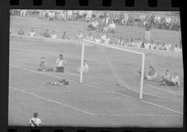 Fotografia "CAMPEONATO CARIOCA DE PROFISSIONAIS DE 1963 (1º TURNO) Jogos - Campeonato Carioca. Flamengo x Madureira (5 x 0) - Vasco x América (2 x 0) e Fluminense x Portuguesa (1 x 1). e Peter Kedzierski, homem voador dos EUA, (Vôo)" ([Local n/d] , 1963) [negativo]. / Fotógrafo(a): Equipe.  -- ITEM-0051.