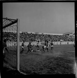 Fotografia "FUTEBOL = 'CAMPEONATO CARIOCA DE PROFISSIONAIS' Jogo Flamengo x Botafogo (3 x 1), America x Portuguesa (2 x 1), Madureira x Bangu (1 x 2), C. Grande x S. Cristovão (1 x 0) e C. Rio x Olaria (1 x 7), Reportagem de Esporte" ([Local n/d] , 1963) [negativo]. / Fotógrafo(a): Equipe.  -- ITEM-0317.