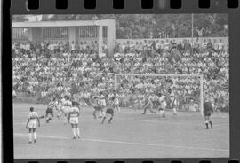 Fotografia "Campeonato Carioca de Profissionais de 63 (1° Turno) Esporte - jogo Fluminense (1 x 0) Bonsucesso" ([Local n/d] , 1963) [negativo]. / Fotógrafo(a): Democrito.  -- ITEM-0010.