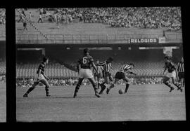 Fotografia "FUTEBOL = 'CAMPEONATO CARIOCA DE PROFISSIONAIS' Jogo Flamengo x Botafogo (3 x 1), America x Portuguesa (2 x 1), Madureira x Bangu (1 x 2), C. Grande x S. Cristovão (1 x 0) e C. Rio x Olaria (1 x 7), Reportagem de Esporte" ([Local n/d] , 1963) [negativo]. / Fotógrafo(a): Equipe.  -- ITEM-0008.