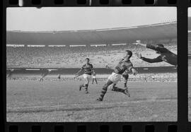 Fotografia "FUTEBOL = 'CAMPEONATO CARIOCA DE PROFISSIONAIS' Jogo Flamengo x Botafogo (3 x 1), America x Portuguesa (2 x 1), Madureira x Bangu (1 x 2), C. Grande x S. Cristovão (1 x 0) e C. Rio x Olaria (1 x 7), Reportagem de Esporte" ([Local n/d] , 1963) [negativo]. / Fotógrafo(a): Equipe.  -- ITEM-0265.