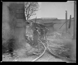 Fotografia "Polícia - Incêndio" ([Local n/d] , [Data n/d]) [negativo]. / Fotógrafo(a): José Casal.  -- ITEM-0001.