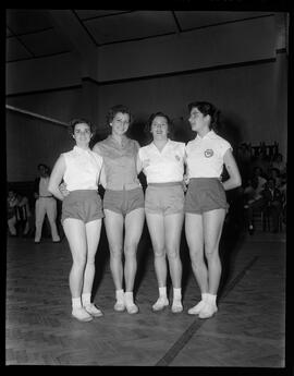 Fotografia "Voleibol - Selecionados brasileiros de voleibol = masculino e feminino" ([Local n/d] , [Data n/d]) [negativo]. / Fotógrafo(a): [Autoria n/d].  -- ITEM-0005.